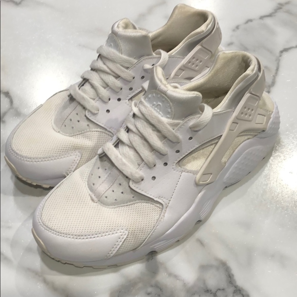 Nike White Huarache Sz 6Y =7.5 Womens